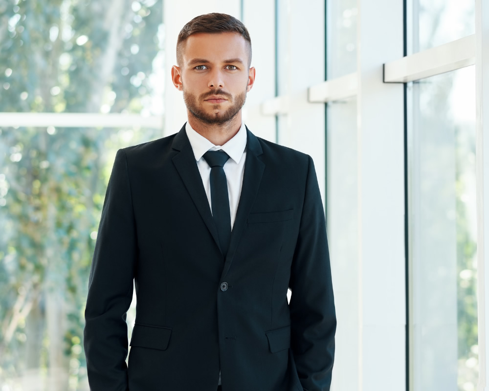 Abito elegante uomo con cravatta nera