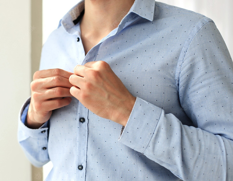 Camicia su misura classica uomo celeste con piccoli pois neri