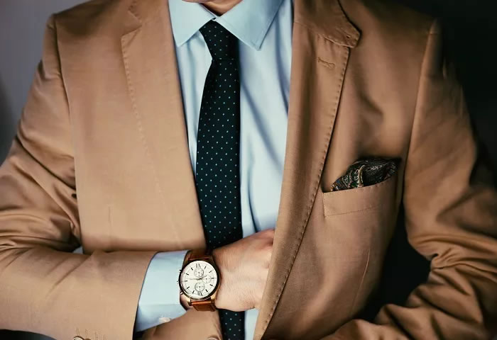 uomo business con completo e camicia classiva