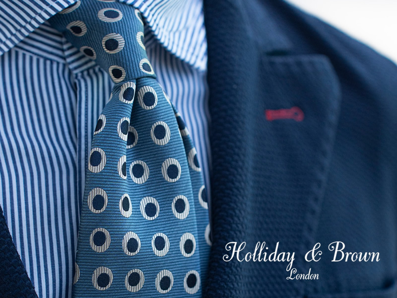 Cravatta uomo Holliday & Brown in pura seta, sfondo celeste con pois blu e bianchi