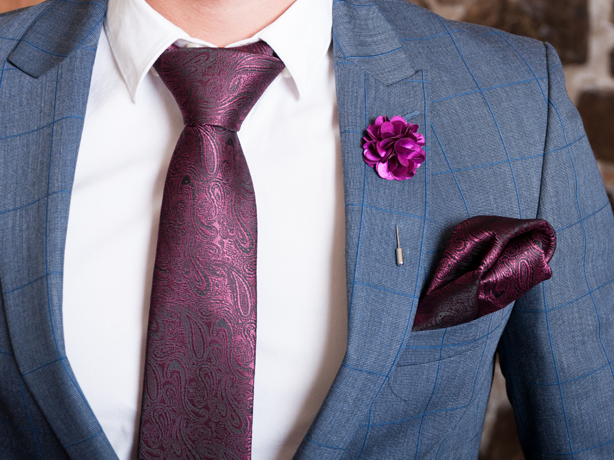 Nodo Windsor cravatta porpora con pochette abbinata uomo