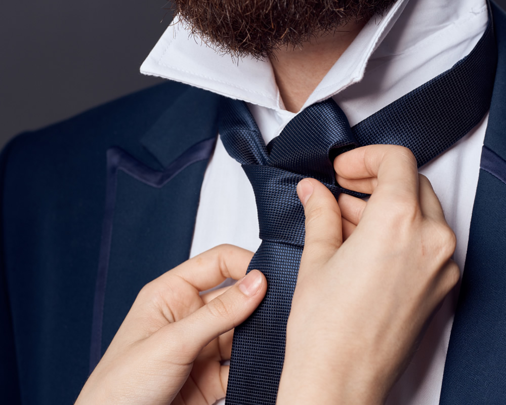 Passaggi per come fare il nodo alla cravatta da soli o facendosi aiutare