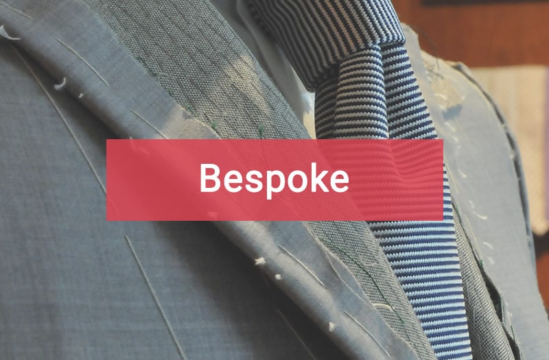 Abito Bespoke con cravatta a righe